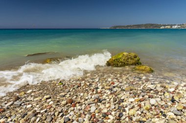 Rhodos plaj renkli çakıl taşları ile