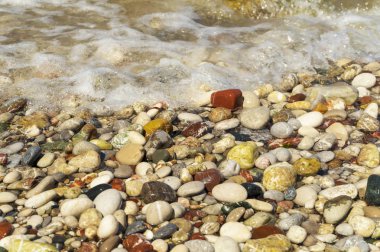 Rhodos plaj renkli çakıl taşları ile