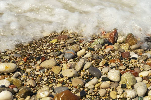 Rhodos plaj renkli çakıl taşları ile