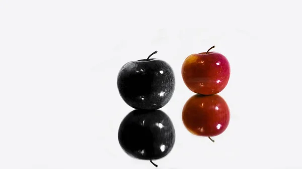 Manzanas Rojas Negras Superficie Reflectante —  Fotos de Stock