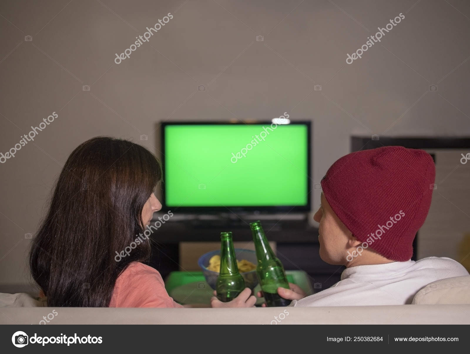 カップル ルーム 背景をぼかした写真 緑色の画面でソファに座ってテレビを見てボトルで楽しんで ストック写真 C Olgaveles カップル ルーム 背景をぼかした写真 緑色の画面でソファに座ってテレビを見てボトルで楽しんで ストック写真 C Olgaveles