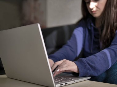 Evde otururken genç esmer Freelancer çalışır