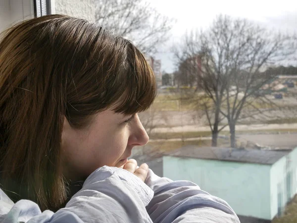 Attrayant jeune femme brune triste fenêtre, gros plan — Photo