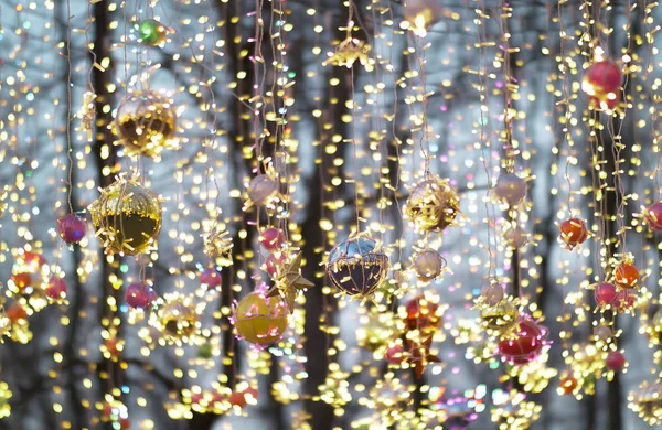 Veelkleurige kerstballen en slingers opknoping op straat — Stockfoto