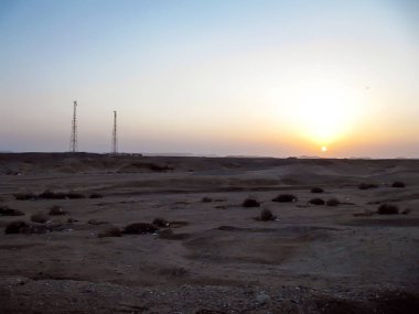 çölde gün batımı bir arka plan üzerinde iki kule, copyspace