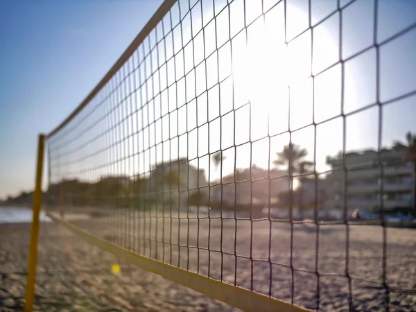 Filet de volley-ball jaune sur la plage, coucher de soleil — Photo