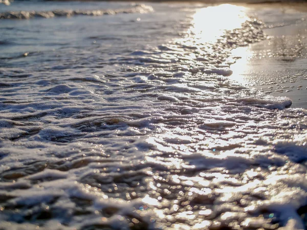 Vagues de mer, éblouissement du soleil sur les vagues de mer pendant le coucher du soleil — Photo