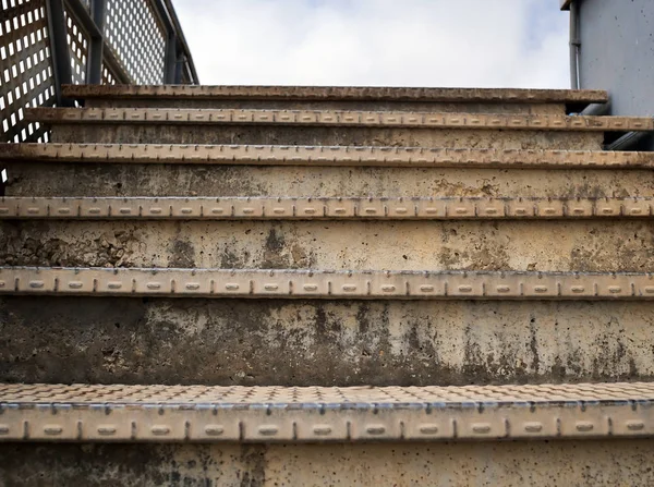 Gamla Rusty metall trappa som leder upp, närbild — Stockfoto