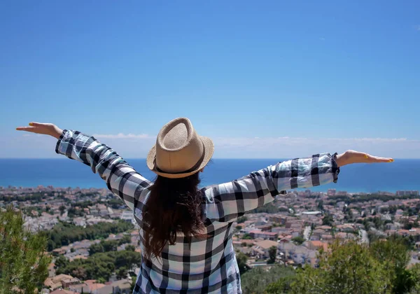 Belle fille touriste dans un chapeau jouit de la vue sur l'horizon, Voyage en vacances, copier l'espace, vue de l'arrière — Photo