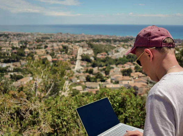 Homme freelance aime travailler à l'extérieur avec une belle vue sur l'horizon, gros plan — Photo