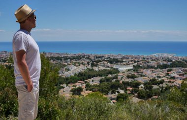 Gezgin adam güzel bir pitoresk alanda kendini önünde bakar