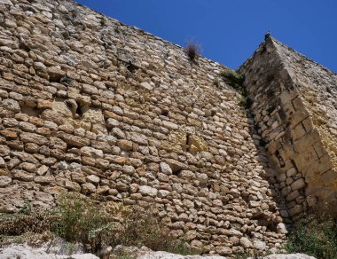 Eski mimarinin bir parçası, gökyüzüne karşı eski taş duvar