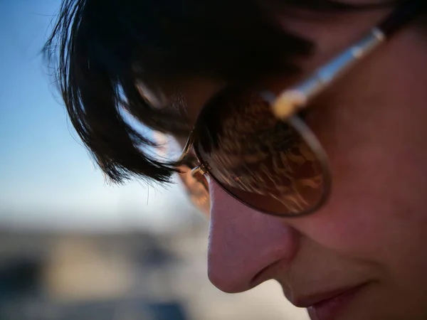 Nahaufnahme des Gesichts eines Mädchens mit Brille spiegelt Sand am Strand — Stockfoto