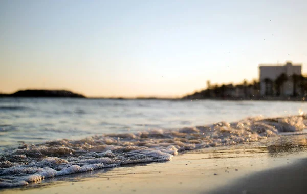 Belles vagues sur une plage calme et calme au coucher du soleil — Photo