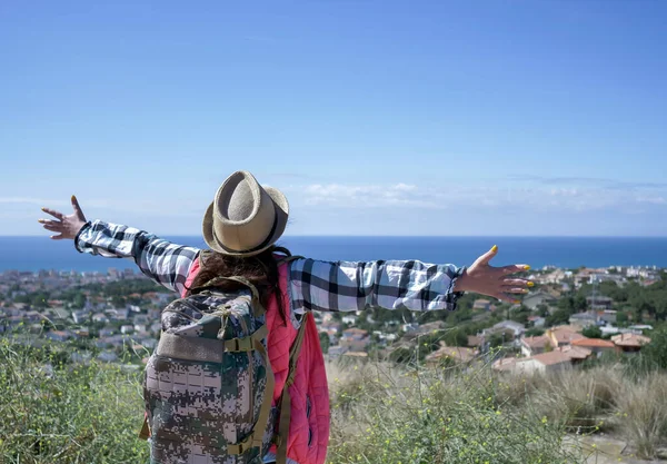 Touriste fille largement écarté ses bras sur le côté sur le fond d'un beau paysage et ciel bleu — Photo