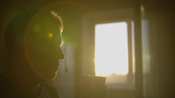 Silhueta Homem Com Uma Caneca Café Quente Brilho Solar Movimento — Vídeo de Stock