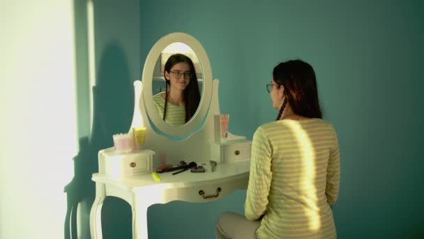 漂亮的女孩看着镜子里的倒影 后视镜 — 图库视频影像