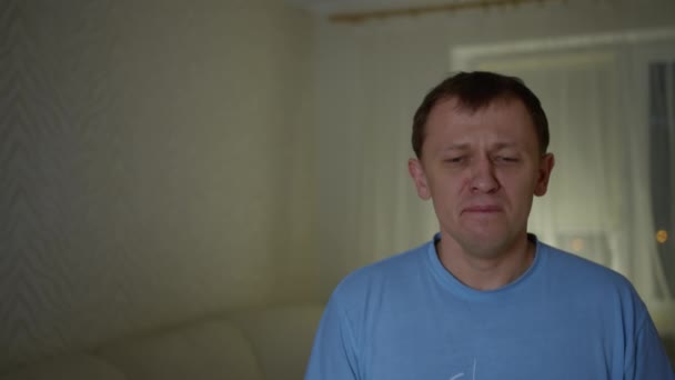 Mannen Torkar Ansiktet Med Pappersservett Som Höll Kvinnas Hand — Stockvideo