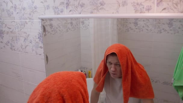 Ciężki Poranek Młodego Człowieka Przykrył Głowę Ręcznikiem Umył Się Spojrzał — Wideo stockowe