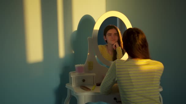 Bella Ragazza Adolescente Sorridente Che Guarda Allo Specchio — Video Stock