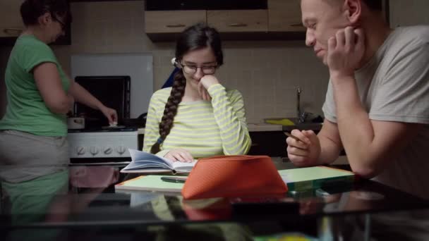 Familie Tijd Tijd Doorbrengen Keuken Vader Met Dochter Voor Lessen — Stockvideo