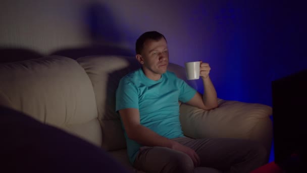 Muž Pije Čaj Pozdě Noci Dívá Televizi — Stock video