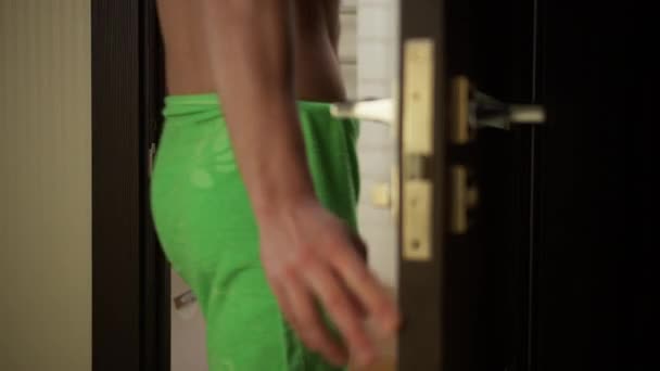 Ein Ein Handtuch Gehüllter Mann Betritt Das Badezimmer Sich Die — Stockvideo