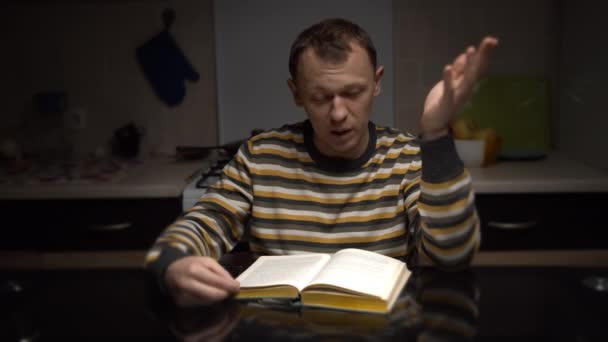 Hombre Enseña Texto Libro Memoria Aprendiendo Casa Aprendiendo Distancia — Vídeo de stock