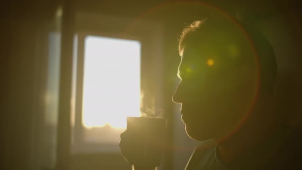 Silhouette Gars Avec Une Tasse Café Frais Chaud Sur Une — Video