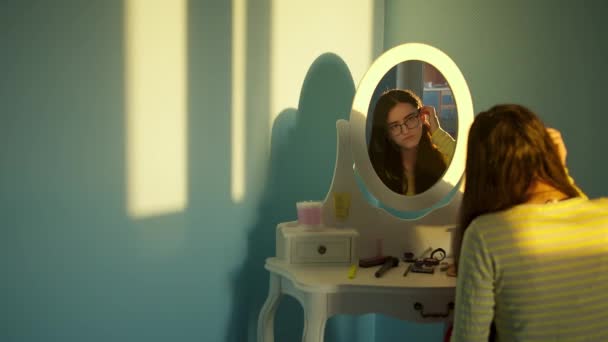 Adolescente Jeune Brune Lunettes Assoit Devant Miroir Regarde Son Reflet — Video