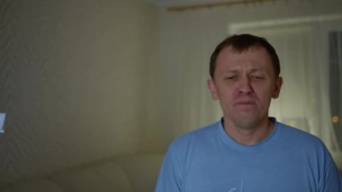 Mutsuz adam bir peçete alır ve kadın elini uzatır.