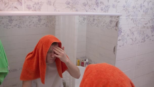 Morning Man Covered His Head Towel Washed Looks Himself Mirror — Stock Video