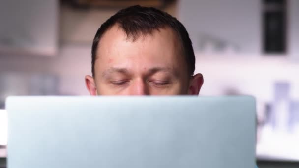 Jovem Trabalha Atrás Monitor Laptop Close Trabalho Casa — Vídeo de Stock