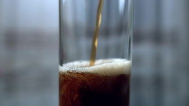 Boş cam bardak yakın çekim, siyah soda, gaz baloncukları, kamera hareketi.