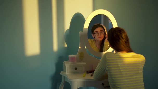 Menina Morena Bonito Óculos Admira Sua Reflexão Espelho Visão Traseira — Vídeo de Stock