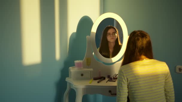 Nettes Brünettes Mädchen Mit Brille Schaut Ihr Spiegelbild Spiegel — Stockvideo