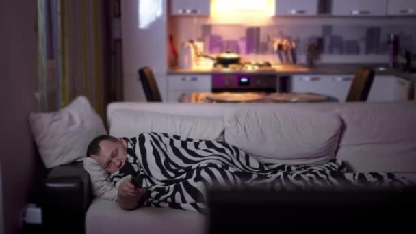 Nudný Večer Osamělého Muže Leží Gauči Dívá Televizi Pohyb Kamery — Stock video
