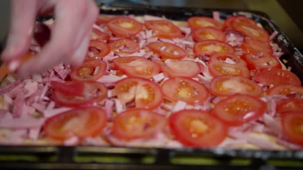 Ένας Άντρας Βάζει Φρέσκιες Ψιλοκομμένες Ντομάτες Μια Σπιτική Πίτσα Κοντινό — Αρχείο Βίντεο