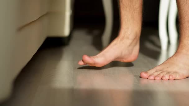 Hombre Con Los Pies Desnudos Cama Cerca — Vídeos de Stock