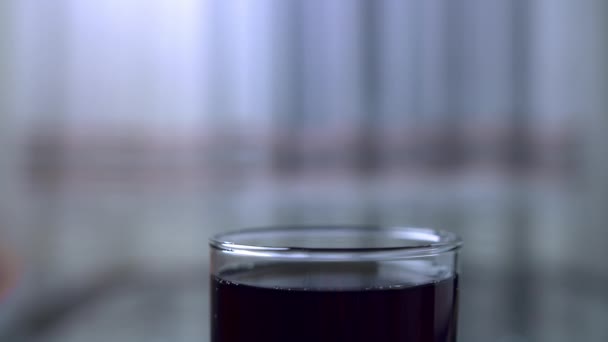 Verre plein avec soda foncé, gros plan, mouvement de la caméra