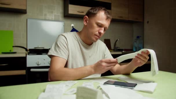 Hombre Sentado Noche Cocina Mira Los Recibos Ventas Considera Familia — Vídeos de Stock