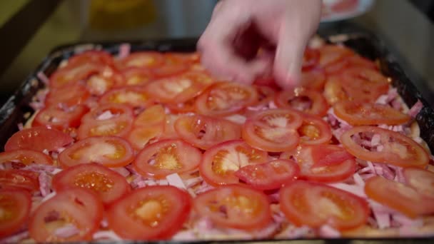 Большая Сковорода Домашней Пиццей Мужчина Разбрасывает Помидоры Крупным Планом — стоковое видео