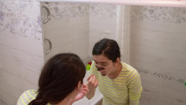 Siyah Kozmetik Maskeli Bir Kız Aynadaki Yansımasına Bakıyor — Stok video