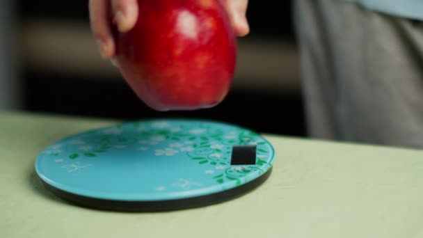 Hombre Pesa Una Manzana Roja Fresca Una Balanza Cocina Cerca — Vídeos de Stock