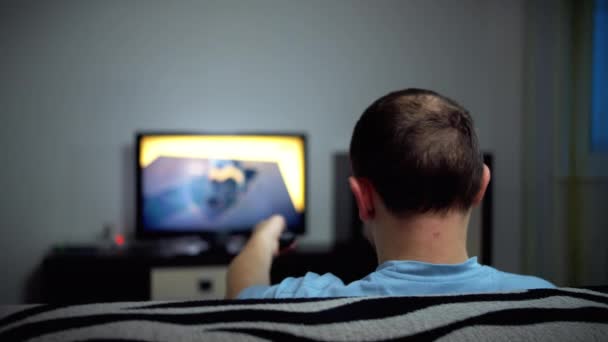 Hombre Solitario Pasa Noche Televisor Vista Trasera Movimiento Cámara — Vídeo de stock