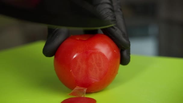Primer Plano Cocinero Guantes Negros Corta Tomate Rojo Fresco Con — Vídeo de stock