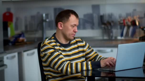 Homem Trabalhando Laptop Casa Mesa Enquanto Sentado Cozinha Vista Lateral — Vídeo de Stock