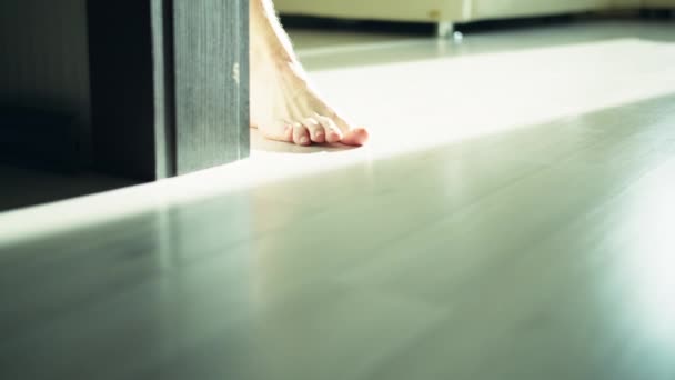 Bare male legs are walking on a bright floor, camera movement, tracking movement — Stock Footage Bare Male Legs Walking Bright Floor Camera Movement Tracking Movement Royalty Free Stock Video