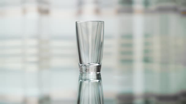 Verre pour alcool sur la table de cuisine, versez un verre 