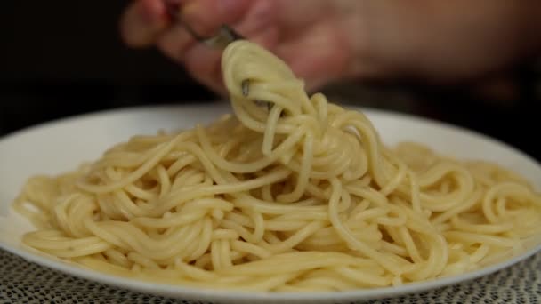 Plato Blanco Lleno Espaguetis Calientes Recién Cocinados Llega Vapor Hombre — Vídeo de stock